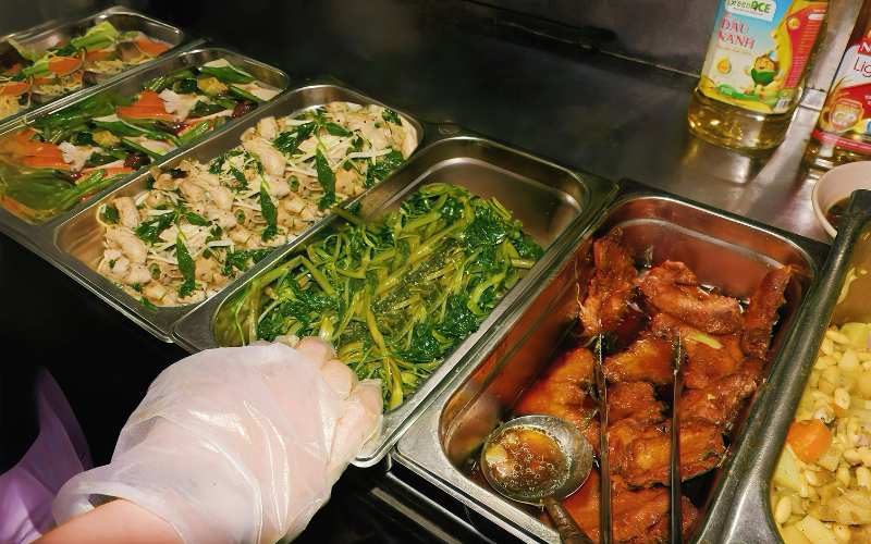 Cô Thúy Quán chay Đà Nẵng chuẩn bị món ăn
