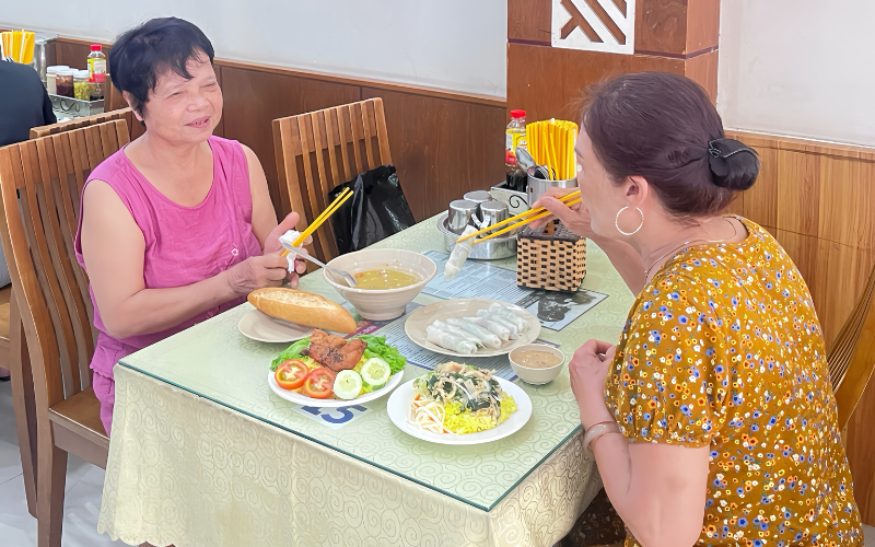 Không gian quán chay truyền thống ấm cúng tại Quán Chay Thúy Đà Nẵng